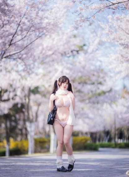 小东西我们两个c你公交车视频_720免费播放